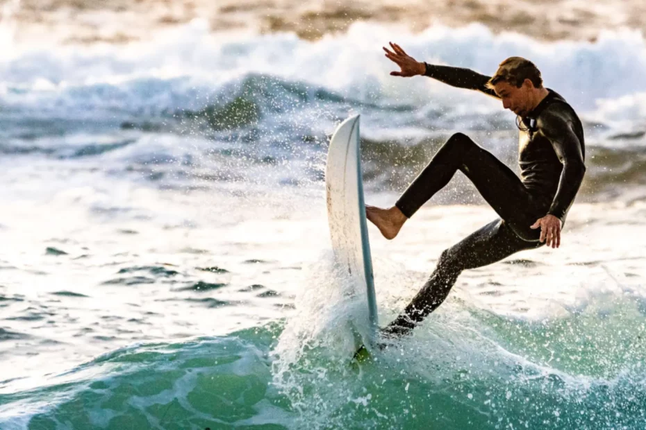 Homme qui fait du surf