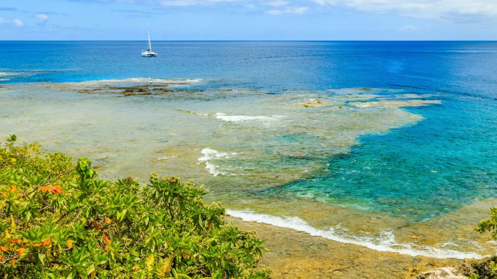 Voilier sur le rivage des eaux des Niue