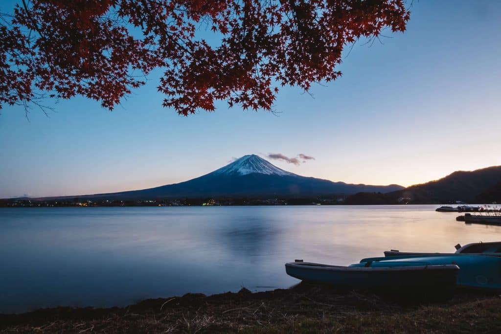 Lac proche du Mont Fuji au coché du soleil