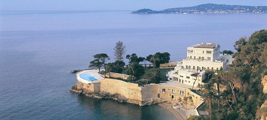 Hotel de luxe sur la côte d'azur avec vu sur la mer