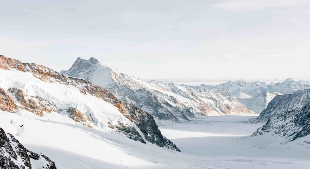 Montagne enneigé de Jungfraujoch en Suisse