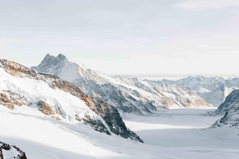 Montagne enneigé de Jungfraujoch en Suisse